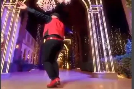 آواز محلی؛ حرکات موزون لرزشی مرد شاپو قرمز با کفش جیگری با آهنگ بندری  مو دلوم تنگته