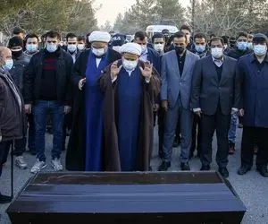 (ویدیو) اقامه نماز توسط شیخ حسن انصاریان بر پیکر علی انصاریان