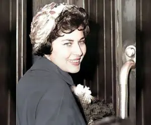 سفر به ایام قدیم سال 1333؛ قدم زدن ثریا پهلوی تو پس کوچه های میامی با سگ پا کوتاهش