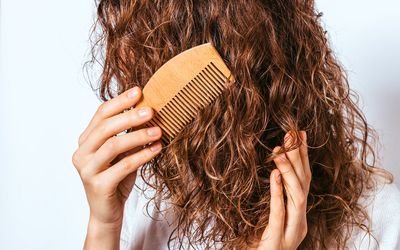 موهایی ابریشمی با روغن تراپی؛ روش صحیح روغن زدن به مو قبل و بعد از حمام