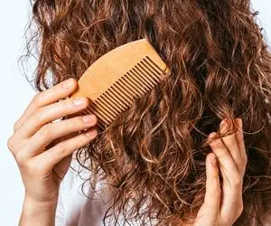 موهایی ابریشمی با روغن تراپی؛ روش صحیح روغن زدن به مو قبل و بعد از حمام