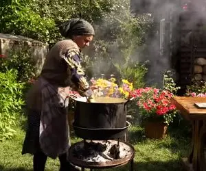 آشپزی در طبیعت؛ خانومه دست تنها یه پنیر چدار درست کرده که خوشمزگی از قیافش می باره