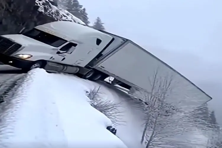 معماری طبیعت؛ راننده تریلی  سر پیچ از مال دنیا نگذشت با لجبازی جونشو داد