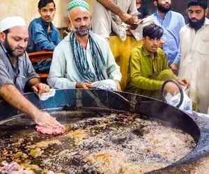 غذای خیابانی؛ ببینید واسه چاپلی کباب ناب خیابونی چه جماعتی مشتاق وایسادن تو صف