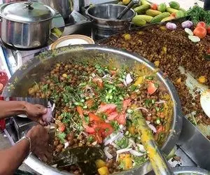 غذای خیابانی؛ جغول بغول معوف بنگلادش که تو حجم بالا و به شکل جذابی سرو میشه