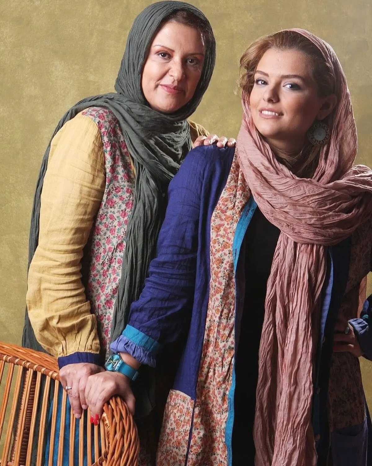دنیا مدنی و مادرش رویا تیموریان
