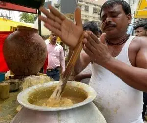 غذای خیابانی؛ ببینید این آقای چاق رکابی پوش واسه معجون نه چندان تمیزش چه ملتی تو صفن