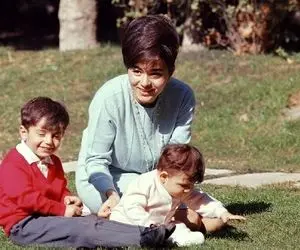 سفر به ایام قدیم؛ چنگ انداختن فرحناز پهلوی بر دماغ شاه مخلوع 