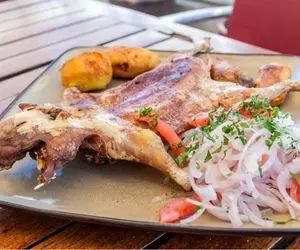 فرآوری خوکچه هندی؛ شکم خوکچه هندی نازنازیارو خالی و سرخ شده با پیاز سرو میکنن