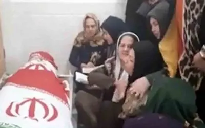 وقتی خانه ماتم کده میشود؛ بی تابی مادر صابر کاظمی بر سر پیکر بی جان پسرش در خانه