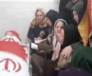 وقتی خانه ماتم کده میشود؛ بی تابی مادر صابر کاظمی بر سر پیکر بی جان پسرش در خانه