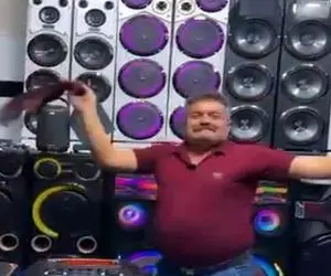 آواز شاد؛ حرکات موزون این آقا وسط باند فروشی با دستمال یزدی دیدن داره