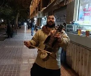 آواز خیابانی؛ ببینید خواننده افغانی چطور تو خیابان های شیراز هنرنمایی میکنه با سازش!