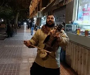 آواز خیابانی؛ ببینید خواننده افغانی چطور تو خیابان های شیراز هنرنمایی میکنه با سازش!