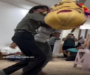 آواز شاد؛ مرد نحیف چنان نی بادی زد و رقص فرفره اومد که تو هماهنگی اعضاش باهم میمونی