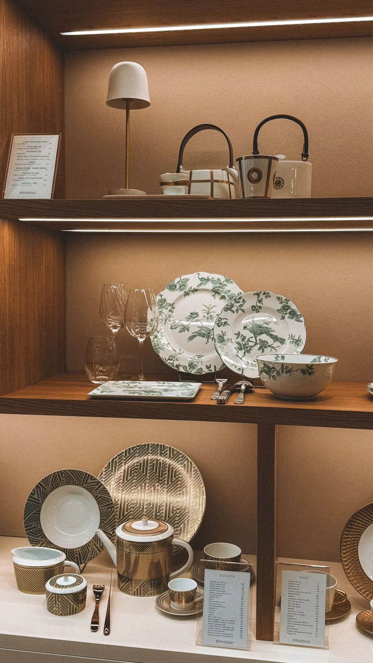 چیدمان ظروف چینی در کابینت