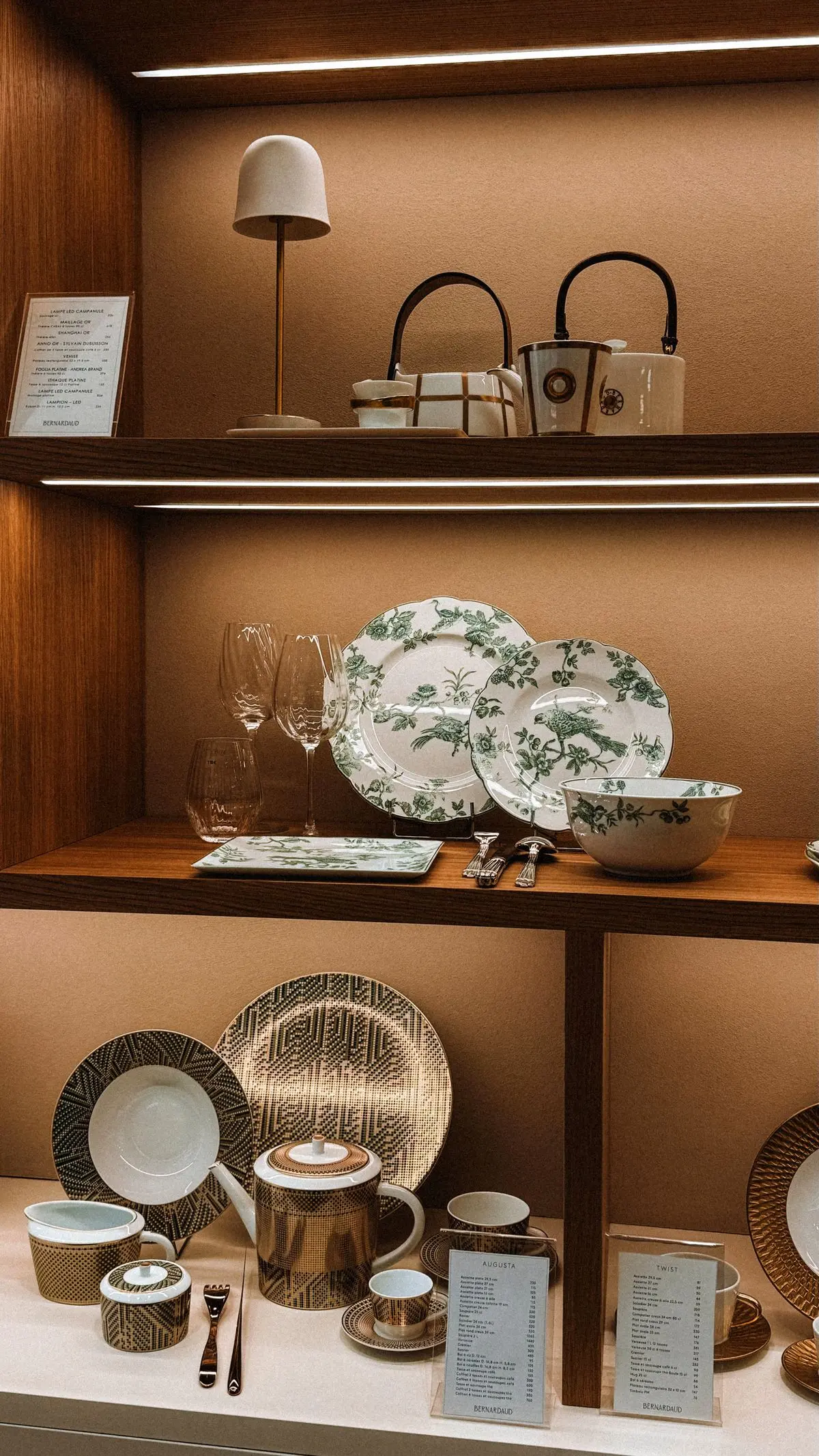 چیدمان ظروف چینی در کابینت