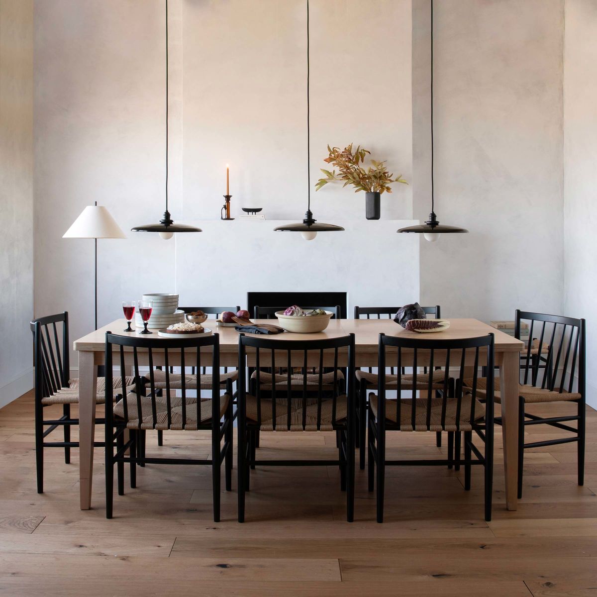 multiple-pendants-over-a-dining-table