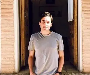 زنی که در محل خودکشی کیانوش سنجری حضور داشت که بود؟