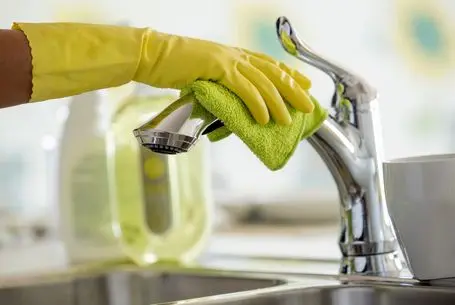 ترفندهای خانه داری؛ با بکینگ پودر و خمیر دندون سینک رو برق بنداز