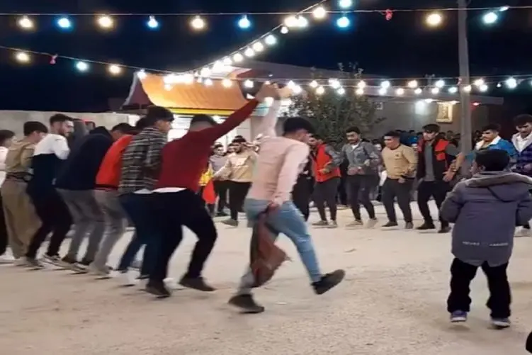 آواز محلی؛ بنازم چه رقص کردی انگار پاهای کل صف از عالم غیب دستور میگیرن انقد منظمن