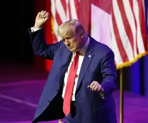 ترامپ غوغا کرد! رقص دیدنی ترامپ در بدو ورود به مالزی در همراهی با استقبال کنندگان