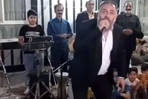 آواز ماندگار؛ تو مراسم اومد و میکروفن رو گرفت و شب گریه رو از آقای صدا هم بهتر خوند