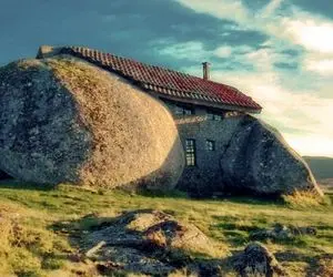 معماری خلاقانه؛ وسط کویر دل سنگ غول پیکر رو شکافت خونه ساخت تا خنک بشه کومودو نخورتش