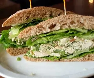 طرز تهیه ساندویچ مرغ با یه روش جذاب که امتحان نکردی؛ طعمش با لبااات بازی میکنه!