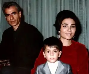 سفر به ایام قدیم؛ محمدرضا پهلوی لب استخر کنار فرزندان درحال خوشگذرانی