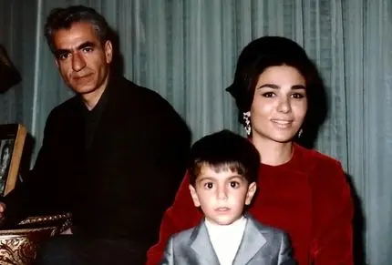 سفر به ایام قدیم؛ محمدرضا پهلوی لب استخر کنار فرزندان درحال خوشگذرانی