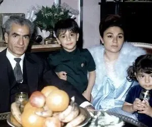 سفر به ایام قدیم سال 1359؛ فرح دیبا در مراسم سوم محمدرضا پهلوی همراه پسران
