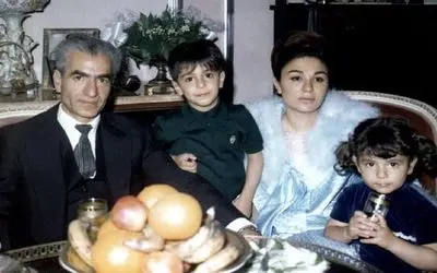 سفر به ایام قدیم سال 1359؛ فرح دیبا در مراسم سوم محمدرضا پهلوی همراه پسران