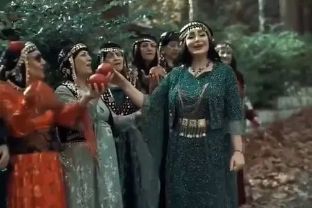 آواز محلی؛ ترانه سرایی مادران کرمانشاهی با لباسای محلیشون نمیدونم چی میگن ولی چه نازن