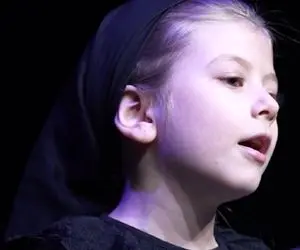 آواز پر طمطراق؛ دخترک وروجک با ادا و اطوار رقصی جان مریم رو خوند و میبرتت اغماء