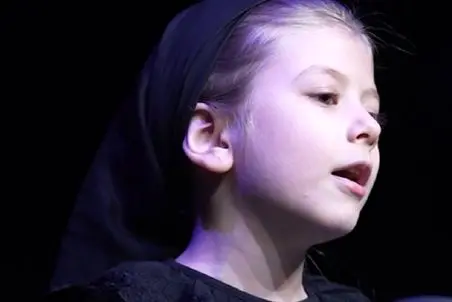 آواز پر طمطراق؛ دخترک وروجک با ادا و اطوار رقصی جان مریم رو خوند و میبرتت اغماء