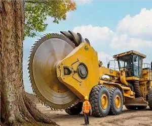 ابزارآلات غول پیکر؛ ابر اپراتور با اره دیسکی وارد میشه درخت نیست و نابود می‌کنه