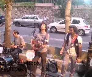آواز خیابانی؛ ببینید این پسرها با استایل دهه 60 گوشه پیاده رو چه پر هیجان می خونن
