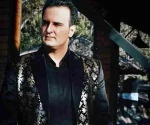 آواز بهجتی؛ آهنگ لری عروسی که سجاد اسکینی خوند و همه رو دستمال به دست به رقص درآورد