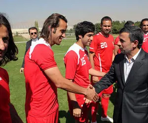 (عکس) واکنش تند علی کریمی به انتقاد احمدی ‌نژاد؛ ماجرا چیست؟