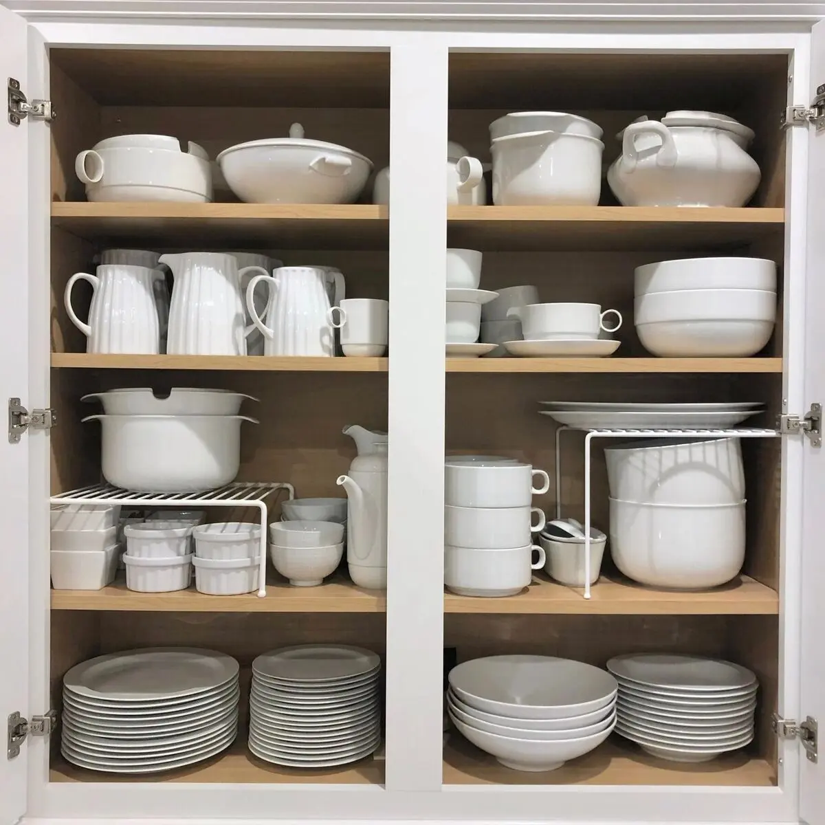 چیدمان ظروف شکستنی در کابینت