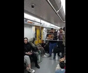 آواز خیابانی؛ ببینید این آقای خوش حنجره از مادر خوندنش تو مترو چه بلایی سر ملت آورد
