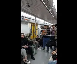 آواز خیابانی؛ ببینید این آقای خوش حنجره از مادر خوندنش تو مترو چه بلایی سر ملت آورد