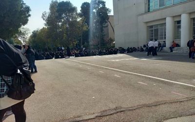 (عکس) سفره ناهار در دانشگاه تهران روی زمین پهن شد