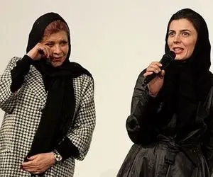 (ویدئو) آخرین وداع لیلا حاتمی با پیکر مادرش