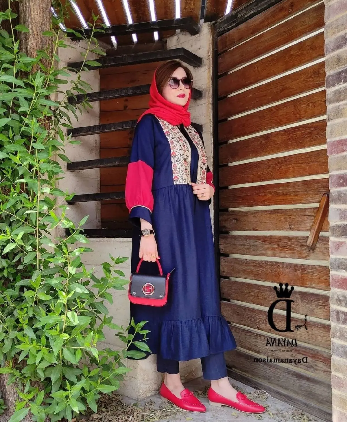 مانتوی سورمه ای با شال قرمز