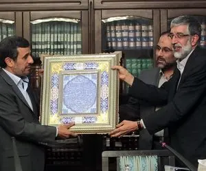 حمله احمدی‌نژاد به حدادعادل: قبل از انقلاب دستبوس فرح بودی!