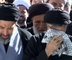 صحنه جگرسوز| گریه های دردناک فرزندان رهبر شهید انقلاب با دیدن پیکر پدرشان