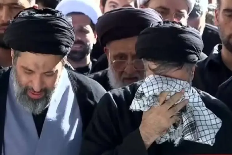 صحنه جگرسوز| گریه های دردناک فرزندان رهبر شهید انقلاب با دیدن پیکر پدرشان