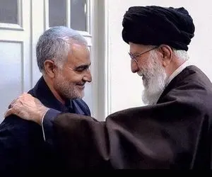 تصویری از سردار سلیمانی و رهبر انقلاب در حیاط بیت